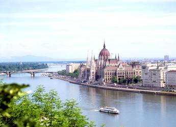 Tours Europe Budapest parliment