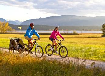 Isar family cycling family standing