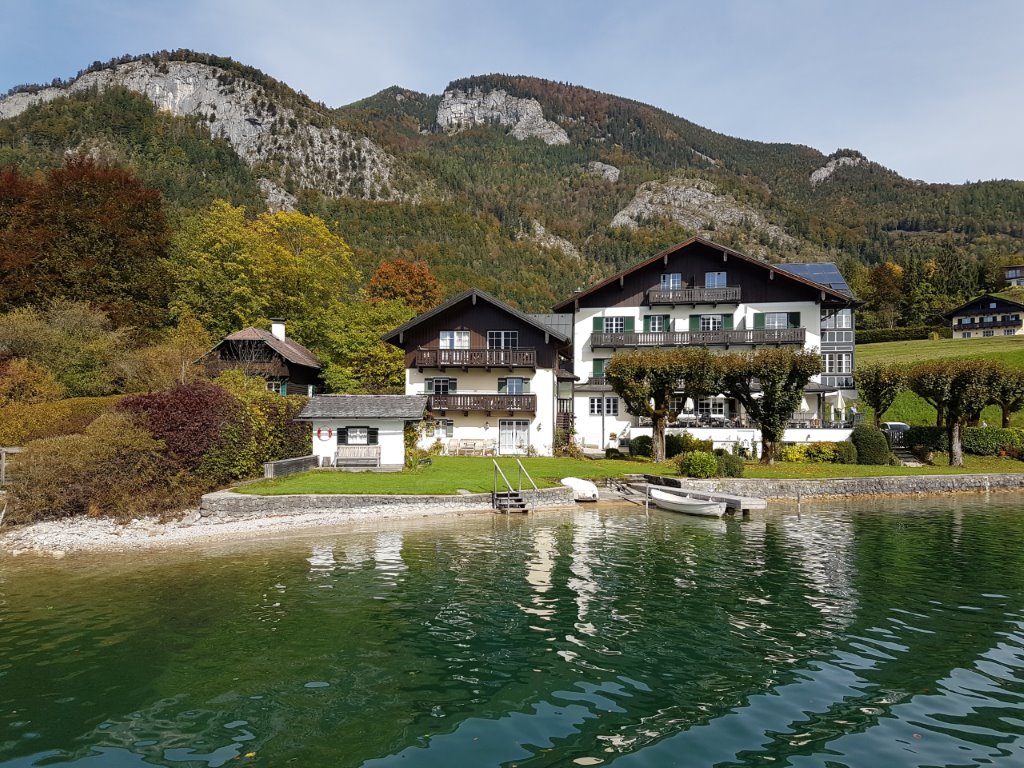 homes along Lake Wolfgangsee